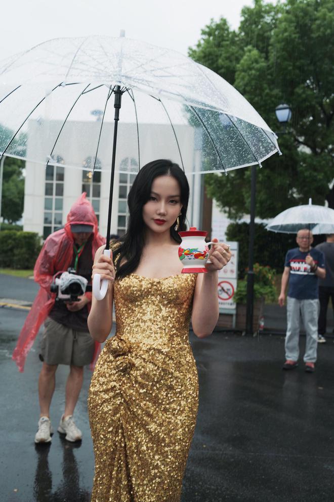 又是红毯夜！张靓颖仙气十足 邓紫棋翻车造型老气