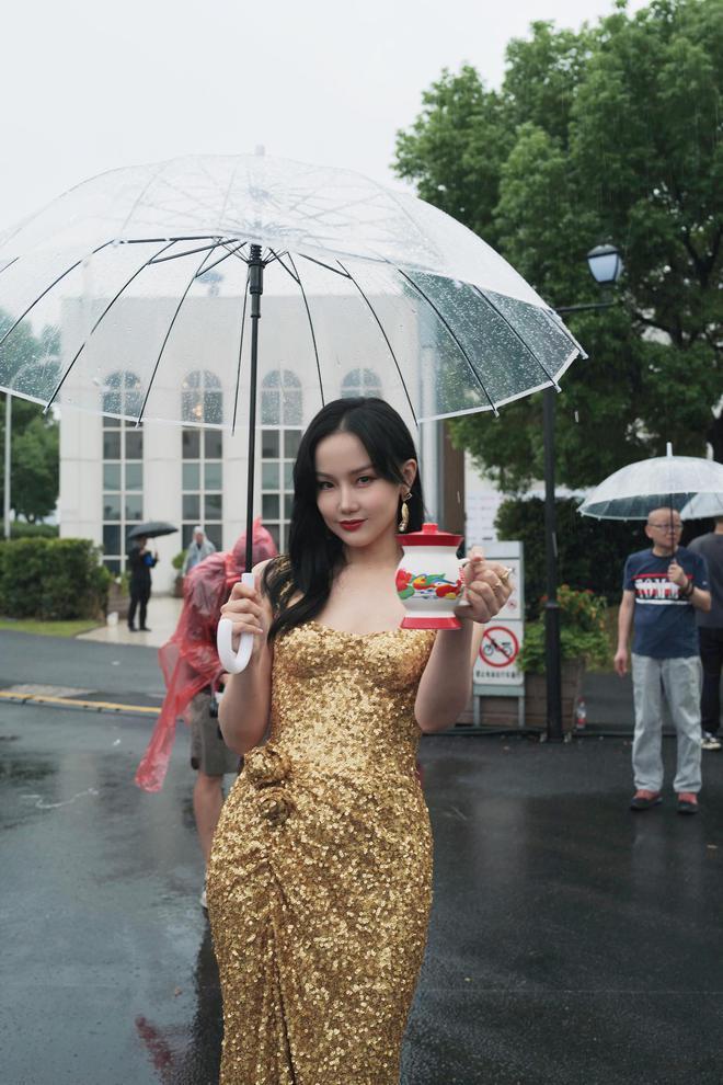 又是红毯夜！张靓颖仙气十足 邓紫棋翻车造型老气