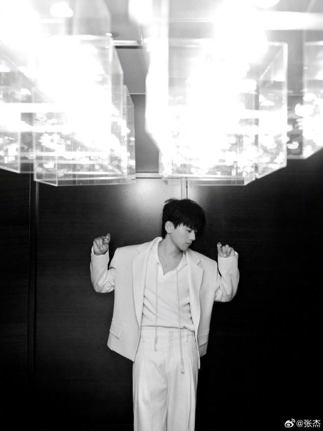 又是红毯夜！张靓颖仙气十足 邓紫棋翻车造型老气