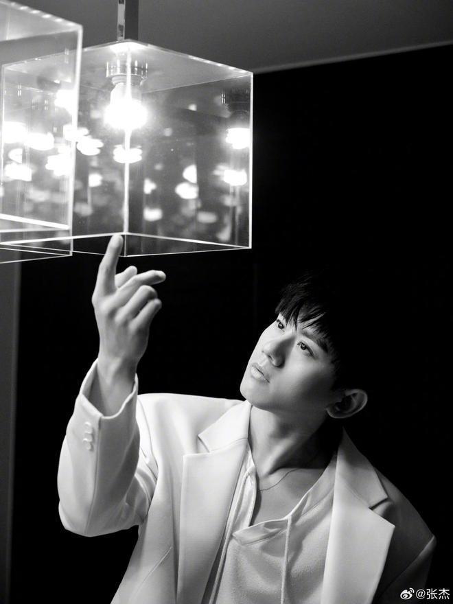 又是红毯夜！张靓颖仙气十足 邓紫棋翻车造型老气