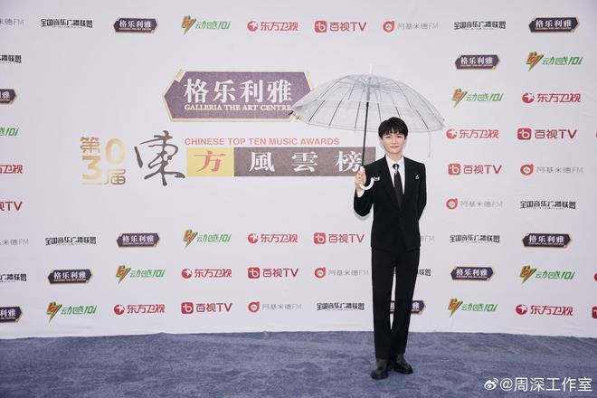 又是红毯夜！张靓颖仙气十足 邓紫棋翻车造型老气