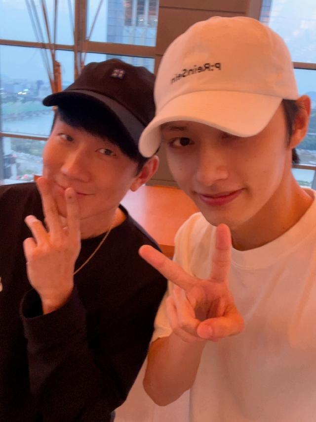 追星成功！SEVENTEEN文俊辉晒与偶像林俊杰合照