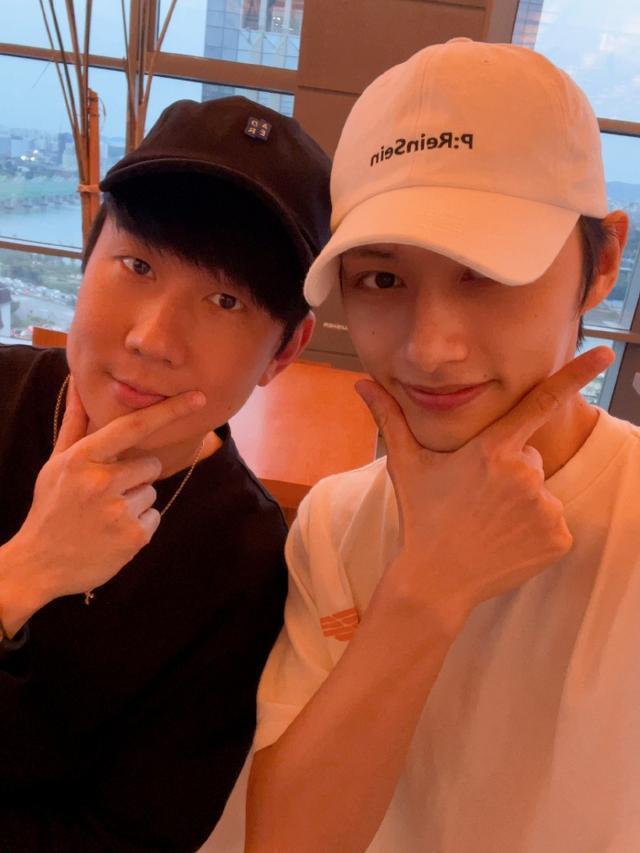 追星成功！SEVENTEEN文俊辉晒与偶像林俊杰合照