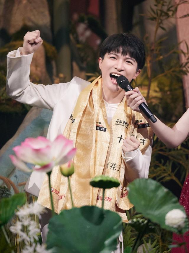 周深获得东方风云榜最佳男歌手 双手举奖杯感谢粉丝