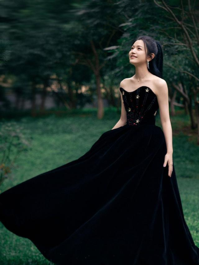 陈妍希穿黑色抹胸长裙露香肩 扎高马尾元气少女感满满