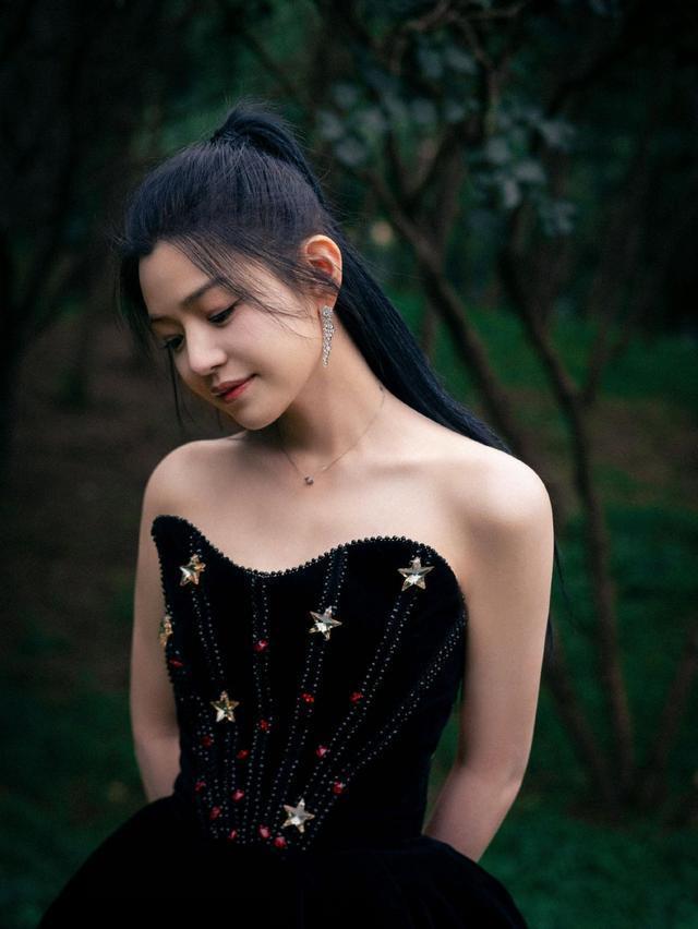 陈妍希穿黑色抹胸长裙露香肩 扎高马尾元气少女感满满