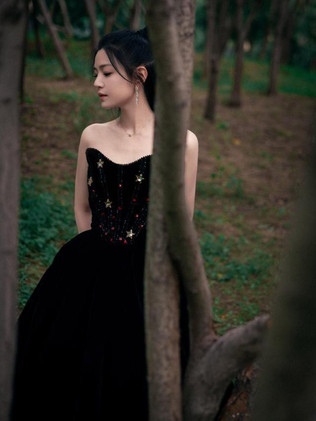 陈妍希穿黑色抹胸长裙露香肩 扎高马尾元气少女感满满