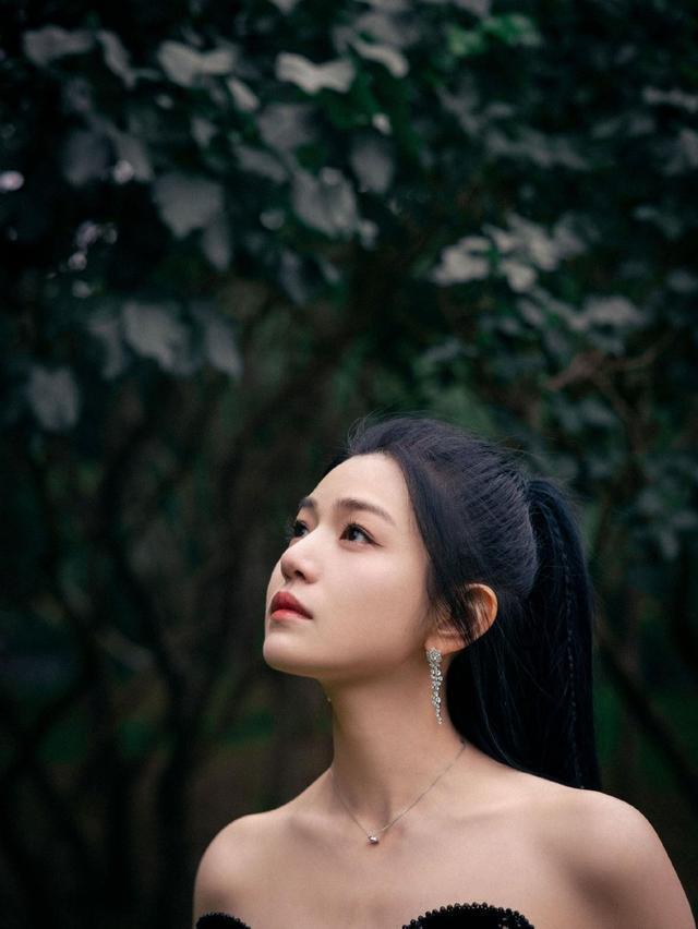 陈妍希穿黑色抹胸长裙露香肩 扎高马尾元气少女感满满