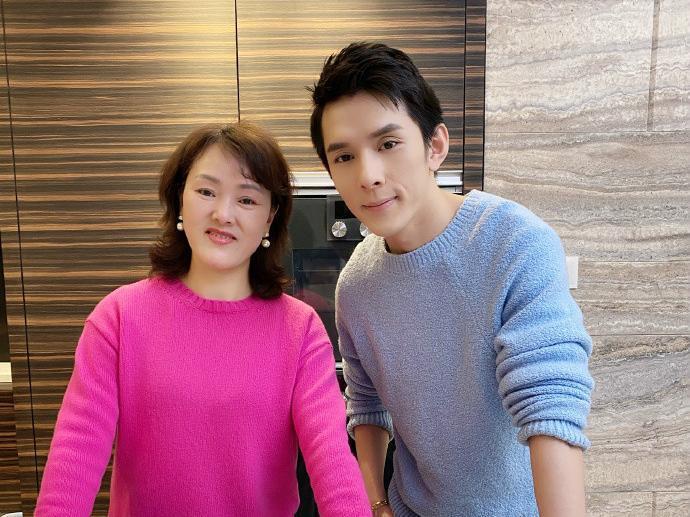 ChatGPT 企业版发布 / iPhone 15 Pro Max 本周开始大量出货 / 马斯克直播亲测特斯拉自动驾驶