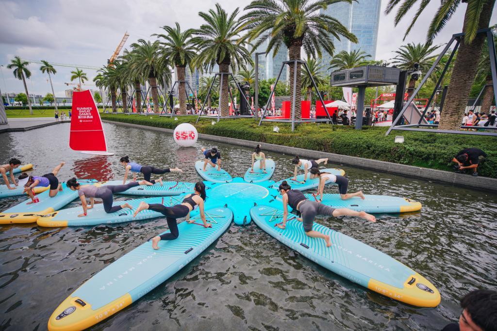 ChatGPT 企业版发布 / iPhone 15 Pro Max 本周开始大量出货 / 马斯克直播亲测特斯拉自动驾驶