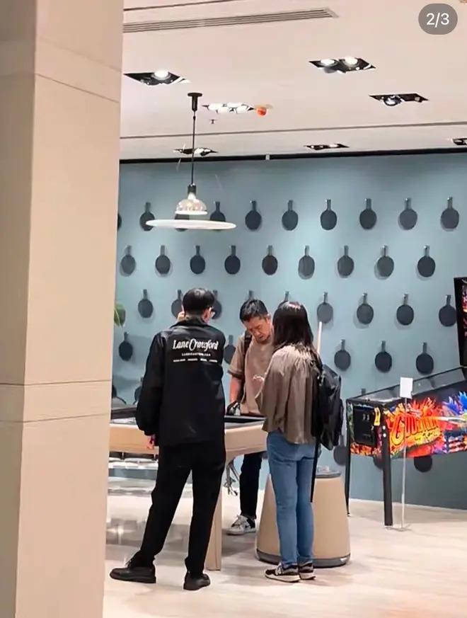 网友偶遇梁朝伟与女子逛街，被发现后立刻戴上口罩
