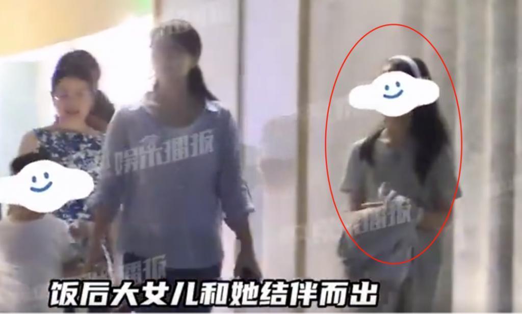 陈好一家五口现身！儿女乖巧文静颜值高，富豪老公像跟班