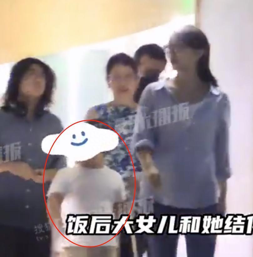 陈好一家五口现身！儿女乖巧文静颜值高，富豪老公像跟班
