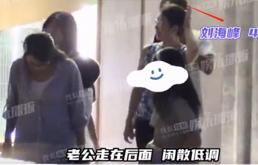 陈好一家五口现身！儿女乖巧文静颜值高，富豪老公像跟班