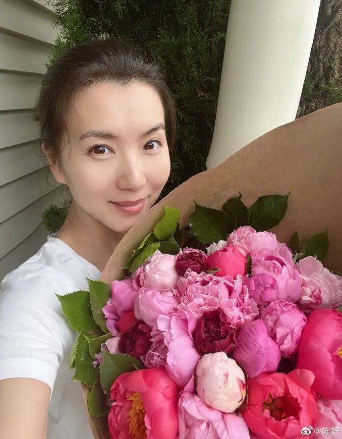 陈好一家五口现身！儿女乖巧文静颜值高，富豪老公像跟班