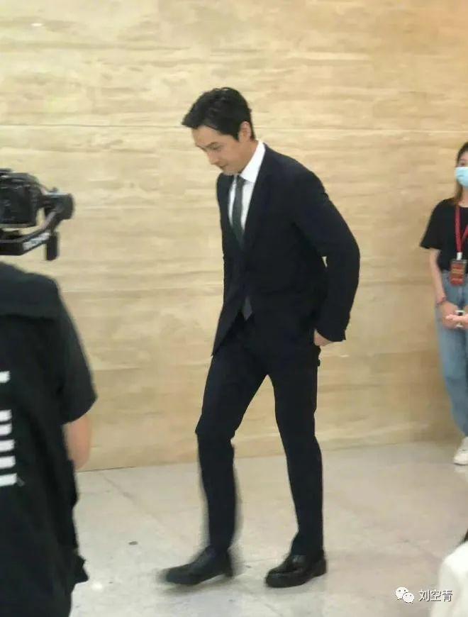 新出的大瓜，感觉他精神不对劲……