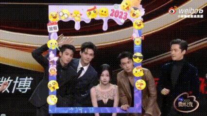 新出的大瓜，感觉他精神不对劲……