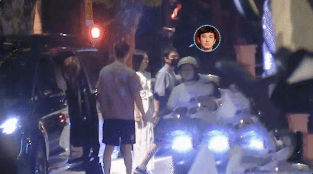 王思聪深夜带美女回家，穿7千元上衣醉酒摇晃，撞脸李小璐