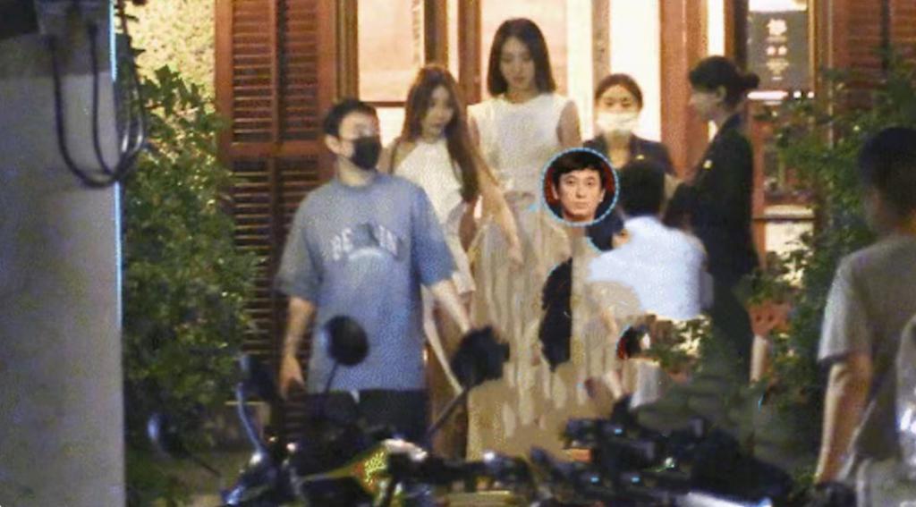 王思聪深夜带美女回家，穿7千元上衣醉酒摇晃，撞脸李小璐