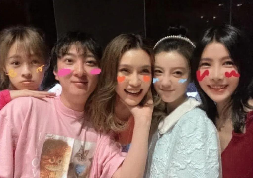 王思聪深夜带美女回家，穿7千元上衣醉酒摇晃，撞脸李小璐