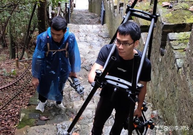 别人笑他太疯癫，他笑别人看不穿，唐尚珺决定继续复读