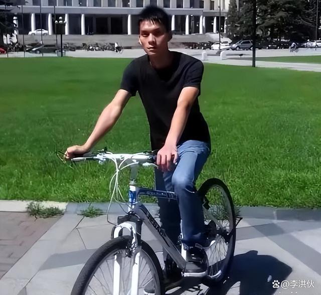 别人笑他太疯癫，他笑别人看不穿，唐尚珺决定继续复读