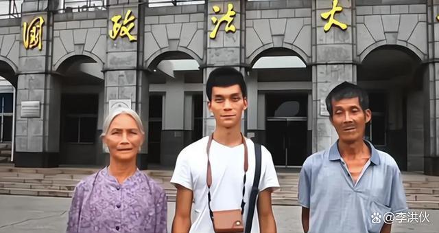 别人笑他太疯癫，他笑别人看不穿，唐尚珺决定继续复读