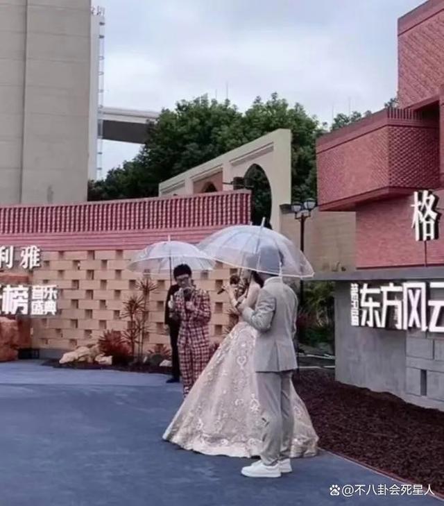 风云榜红毯被嘲像农村大舞台，明星打伞出场，礼服变脏拖布