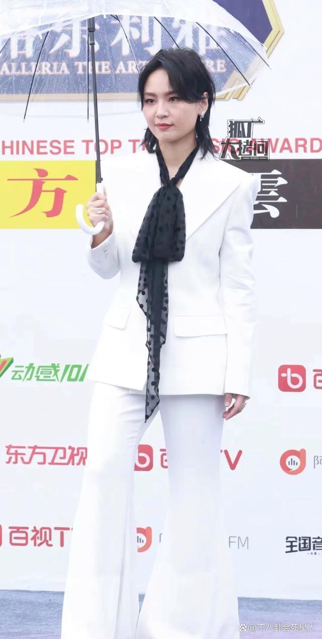 风云榜红毯被嘲像农村大舞台，明星打伞出场，礼服变脏拖布