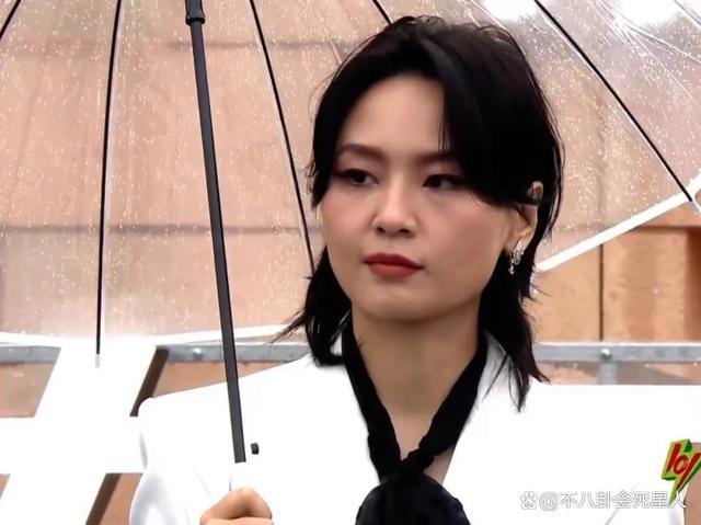 风云榜红毯被嘲像农村大舞台，明星打伞出场，礼服变脏拖布