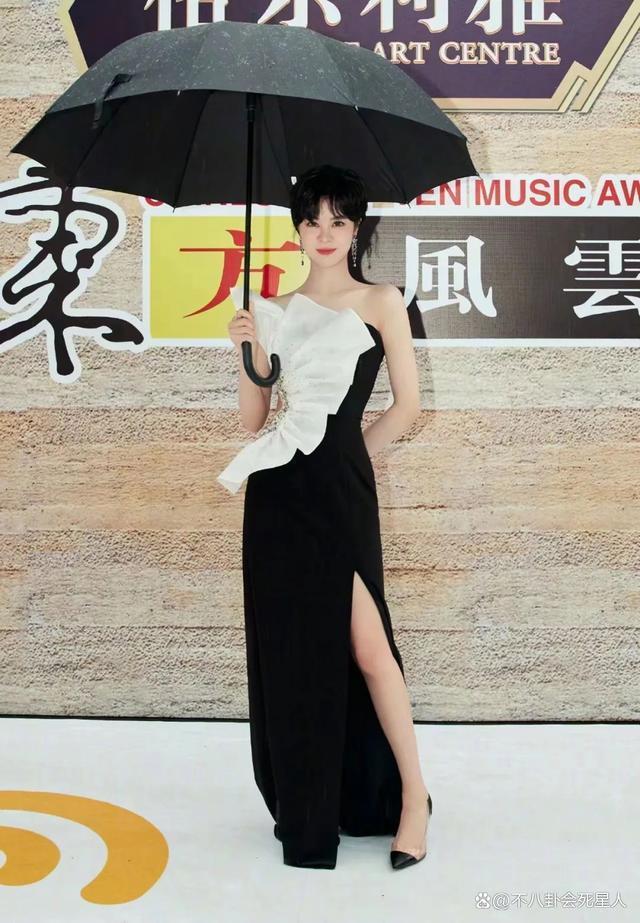 风云榜红毯被嘲像农村大舞台，明星打伞出场，礼服变脏拖布