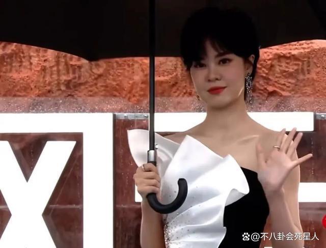 风云榜红毯被嘲像农村大舞台，明星打伞出场，礼服变脏拖布