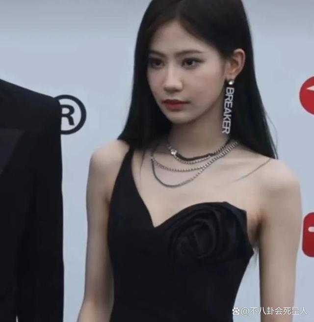 风云榜红毯被嘲像农村大舞台，明星打伞出场，礼服变脏拖布