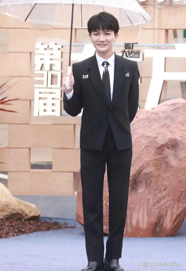 风云榜红毯被嘲像农村大舞台，明星打伞出场，礼服变脏拖布