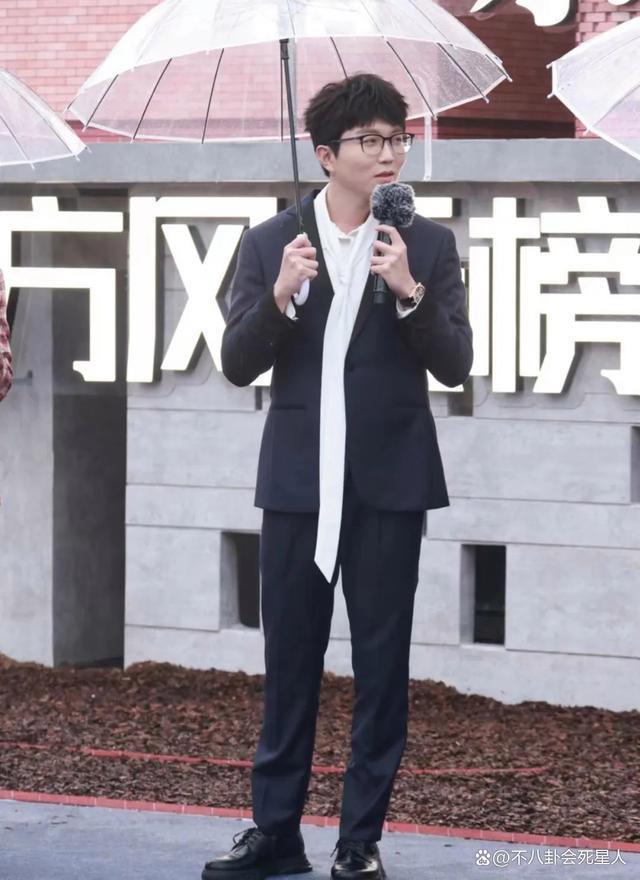 风云榜红毯被嘲像农村大舞台，明星打伞出场，礼服变脏拖布