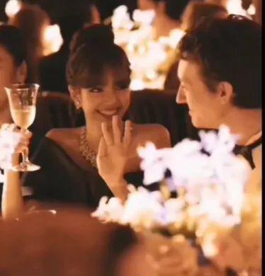 地下恋曝光！顶流女星要嫁世界首富了？！