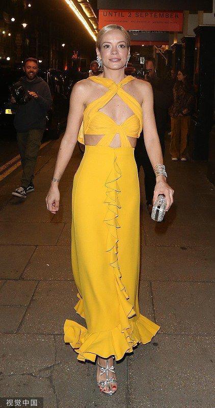 莉莉·艾伦穿亮黄色鱼尾裙 脚踩银色绑带高跟鞋有气质