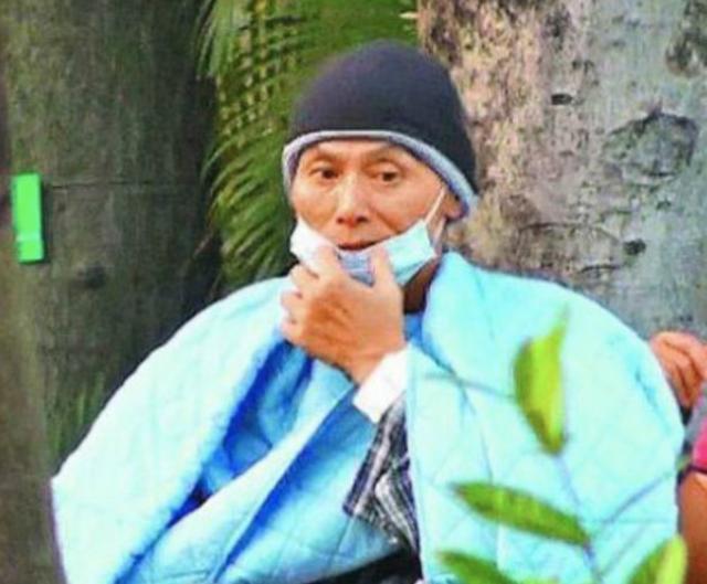 老戏骨刘家辉68岁生日，竖大拇指精神矍铄，晚年中风仍乐观