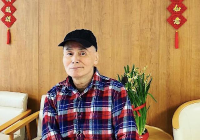 老戏骨刘家辉68岁生日，竖大拇指精神矍铄，晚年中风仍乐观