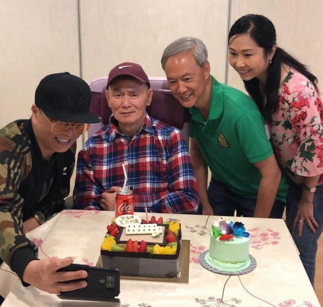 老戏骨刘家辉68岁生日，竖大拇指精神矍铄，晚年中风仍乐观