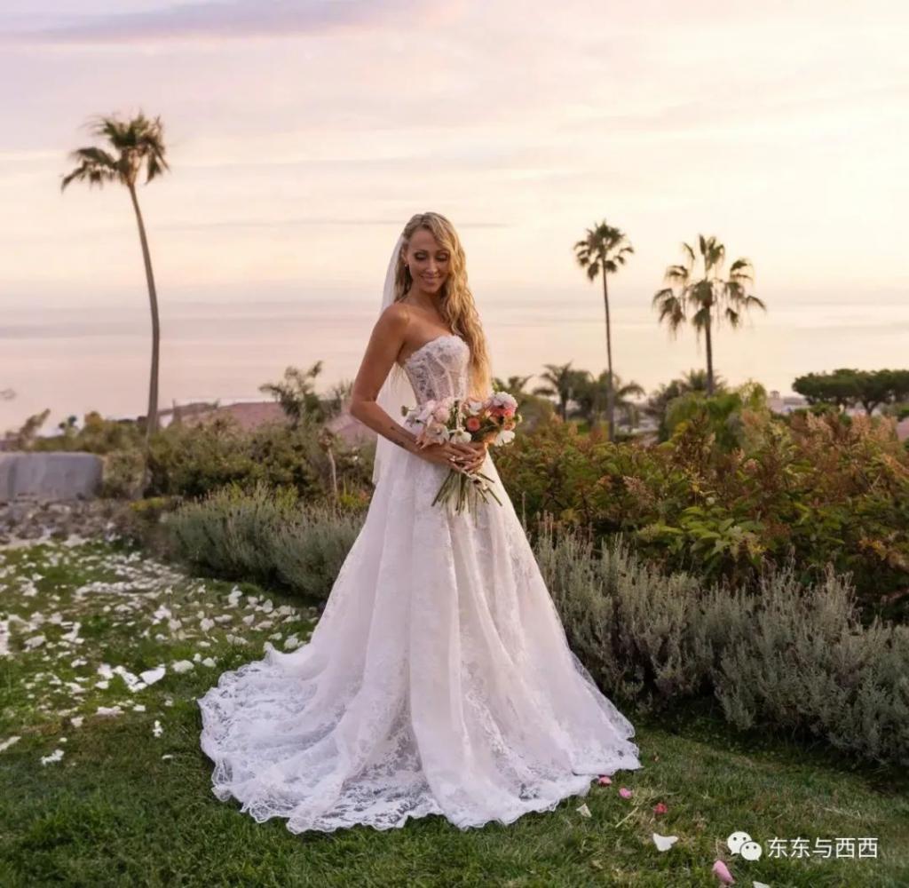 一手打造巨星女儿，母女处成闺蜜，56岁的她太会当妈了！