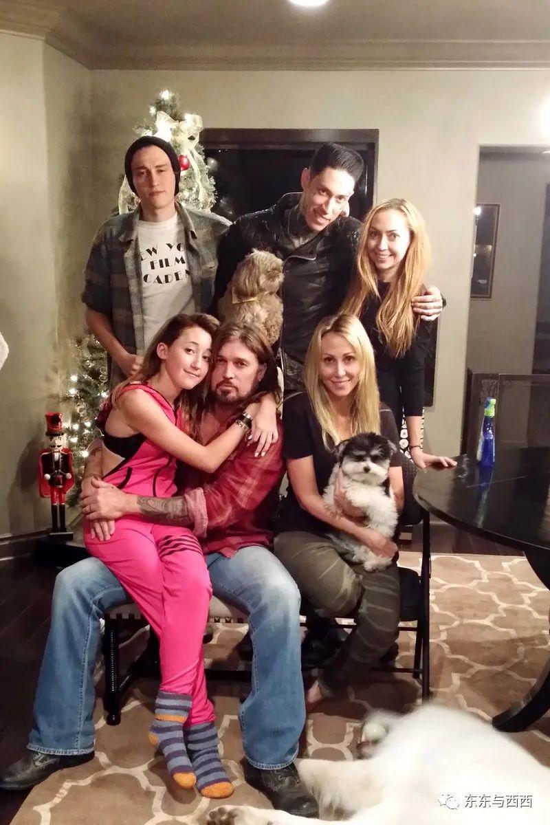 一手打造巨星女儿，母女处成闺蜜，56岁的她太会当妈了！