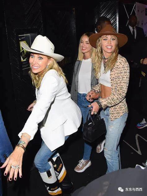 一手打造巨星女儿，母女处成闺蜜，56岁的她太会当妈了！