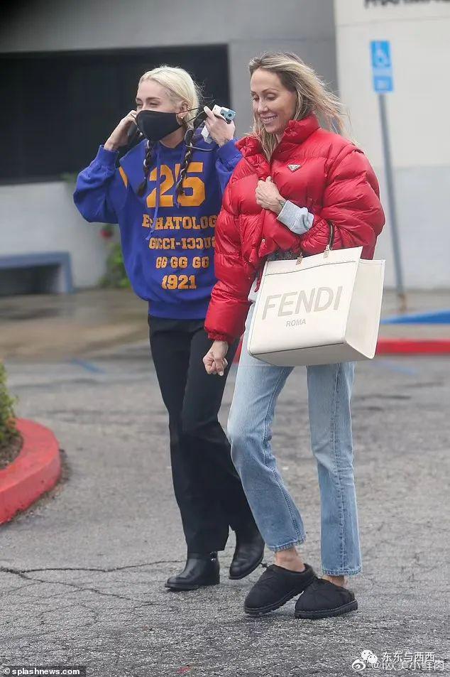 一手打造巨星女儿，母女处成闺蜜，56岁的她太会当妈了！