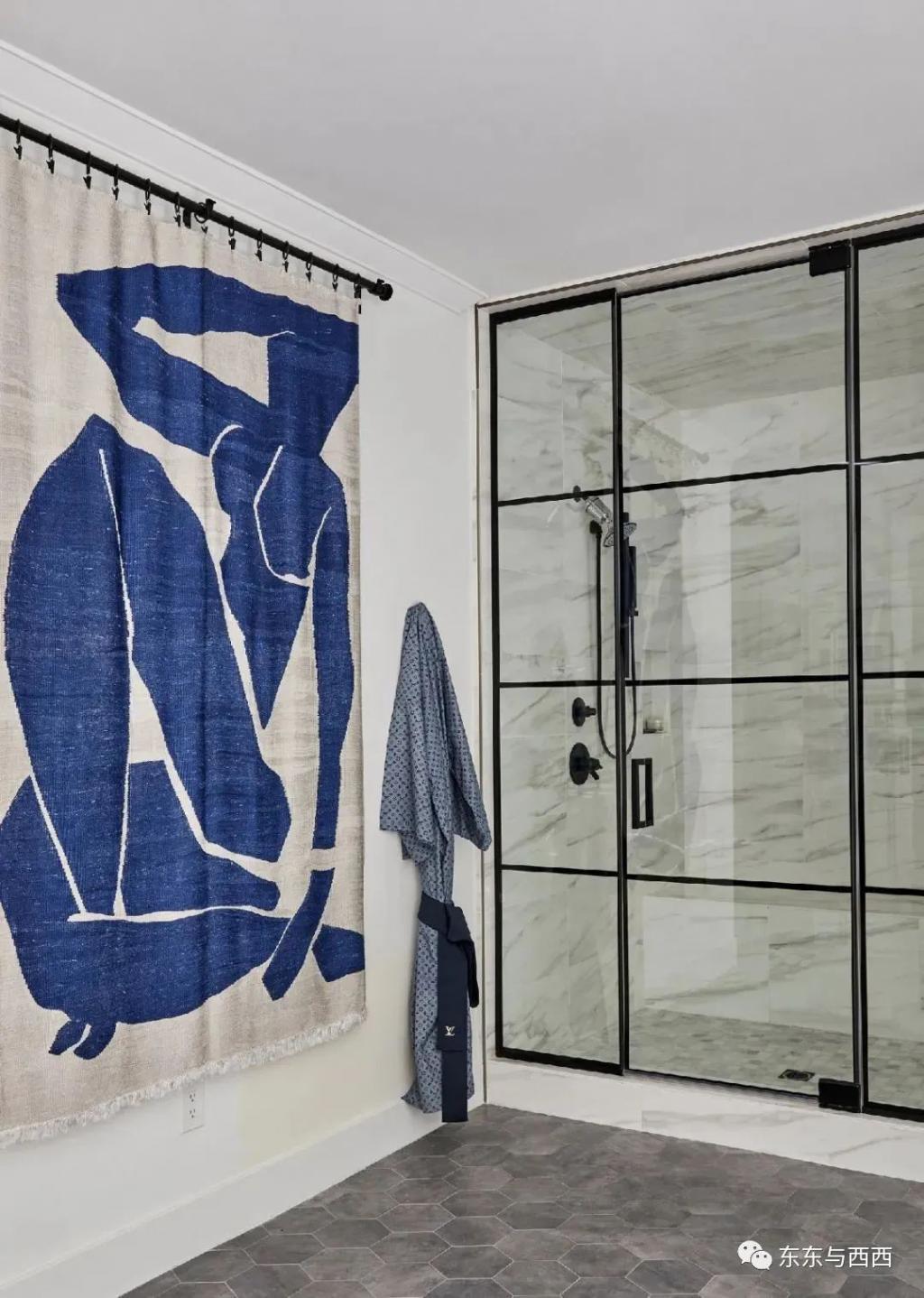 一手打造巨星女儿，母女处成闺蜜，56岁的她太会当妈了！