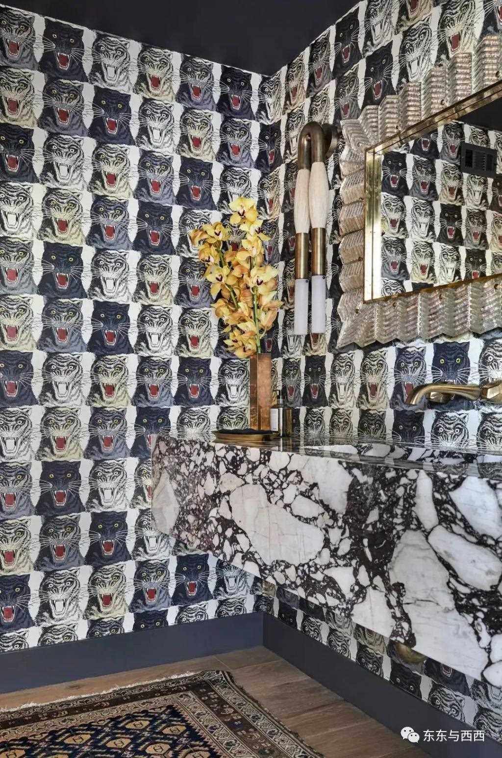 一手打造巨星女儿，母女处成闺蜜，56岁的她太会当妈了！