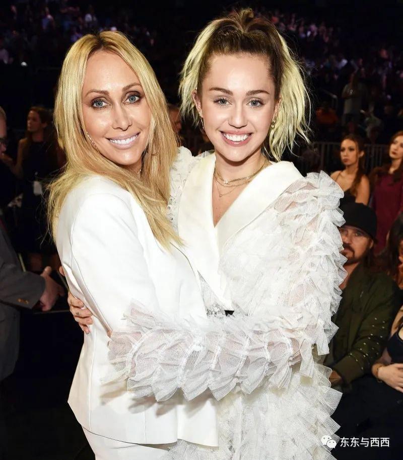 一手打造巨星女儿，母女处成闺蜜，56岁的她太会当妈了！