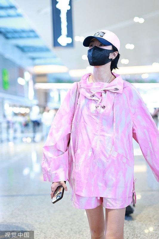 郁可唯穿粉色运动装露美腿 戴同色棒球帽少女心十足