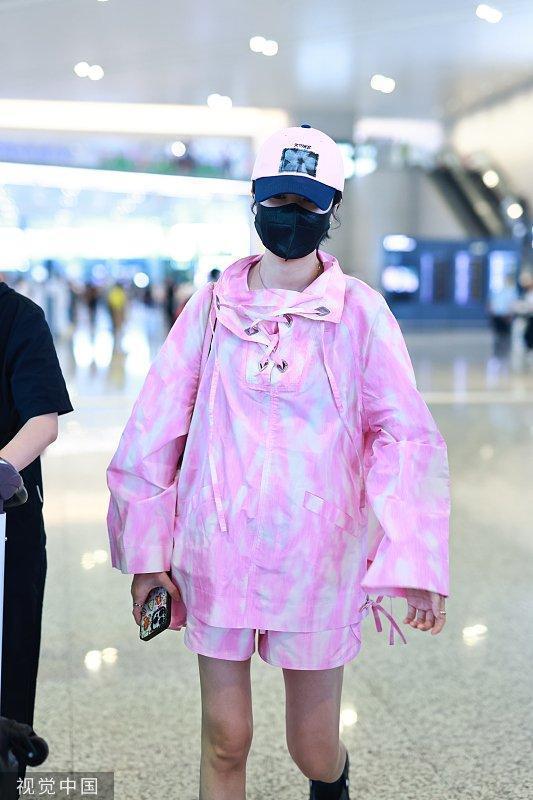郁可唯穿粉色运动装露美腿 戴同色棒球帽少女心十足