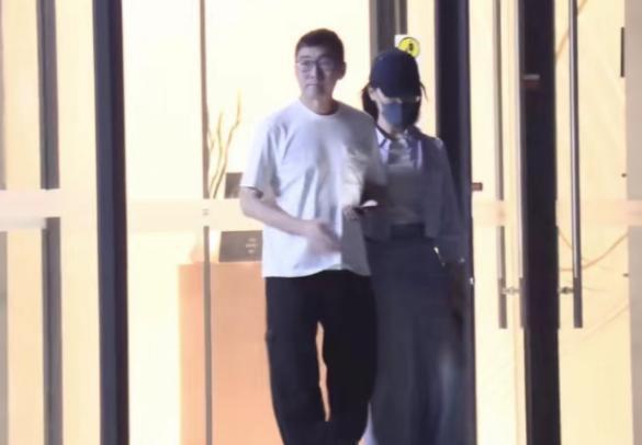 陈数带老公外出聚会被拍，身形纤细美丽，两人被赞模范夫妻
